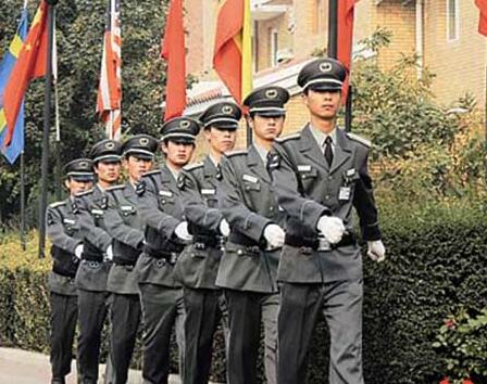 在小區(qū)門口發(fā)生搶劫事件時，物業(yè)保安是否負(fù)有相關(guān)責(zé)任